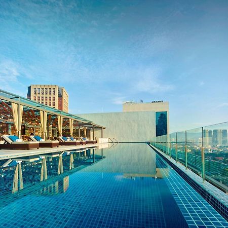 Hotel Stripes Kuala Lumpur, Autograph Collection Εξωτερικό φωτογραφία The swimming pool at the hotel
