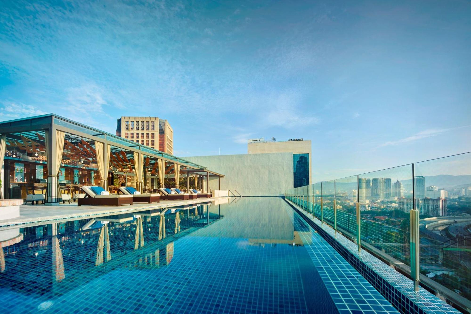 Hotel Stripes Kuala Lumpur, Autograph Collection Εξωτερικό φωτογραφία The swimming pool at the hotel