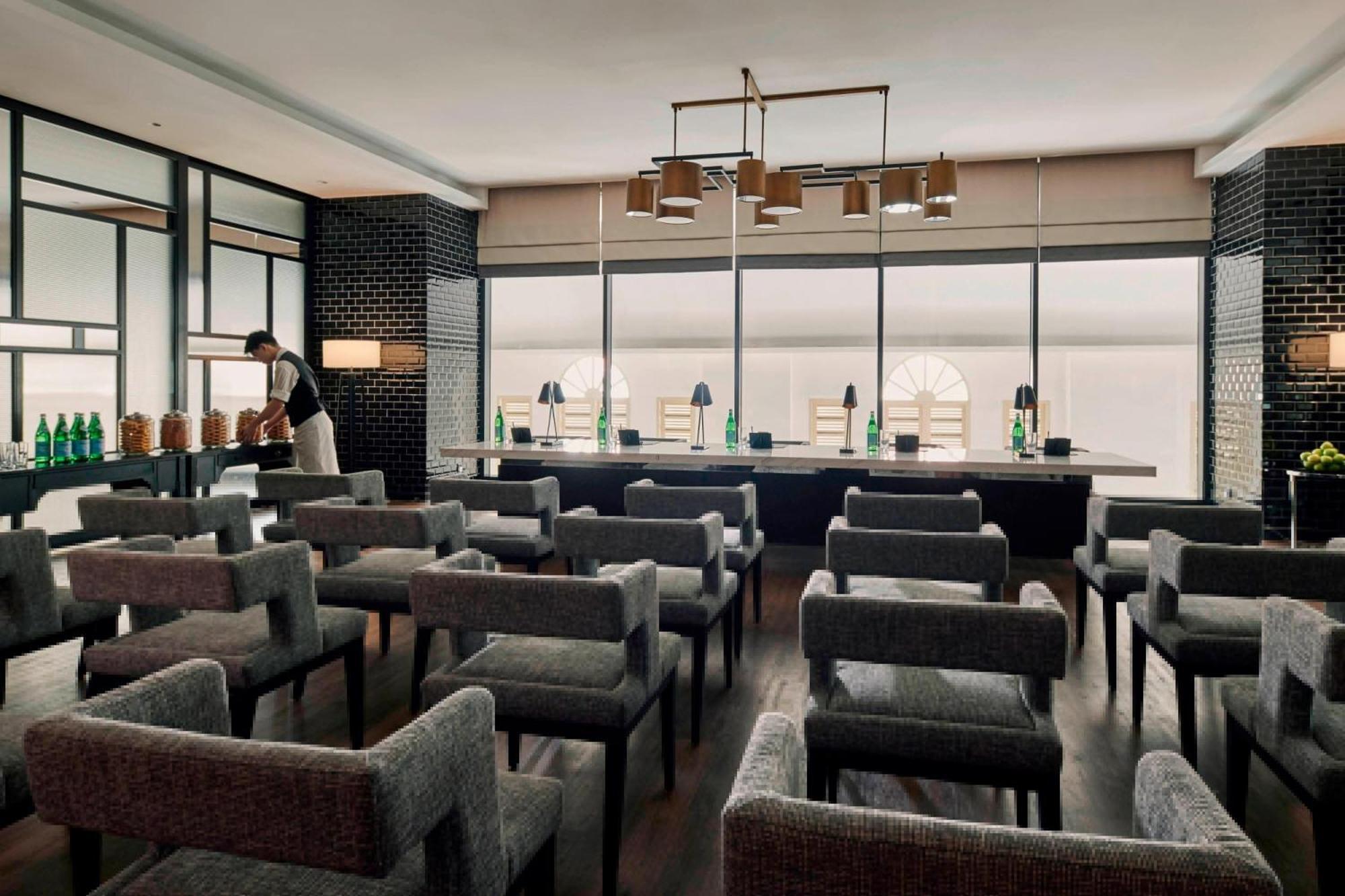 Hotel Stripes Kuala Lumpur, Autograph Collection Εξωτερικό φωτογραφία The lounge at the airport