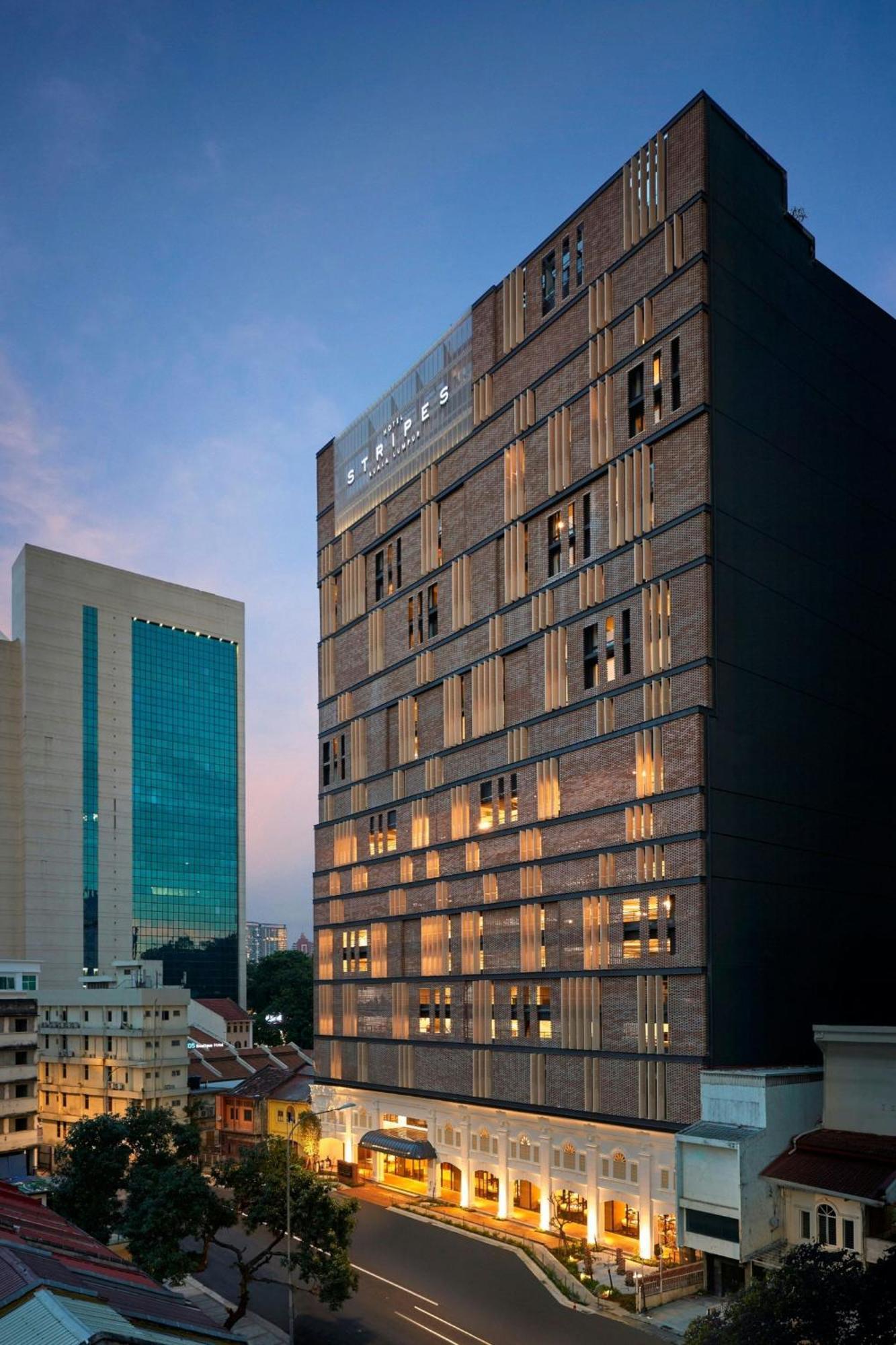 Hotel Stripes Kuala Lumpur, Autograph Collection Εξωτερικό φωτογραφία The hotel at dusk