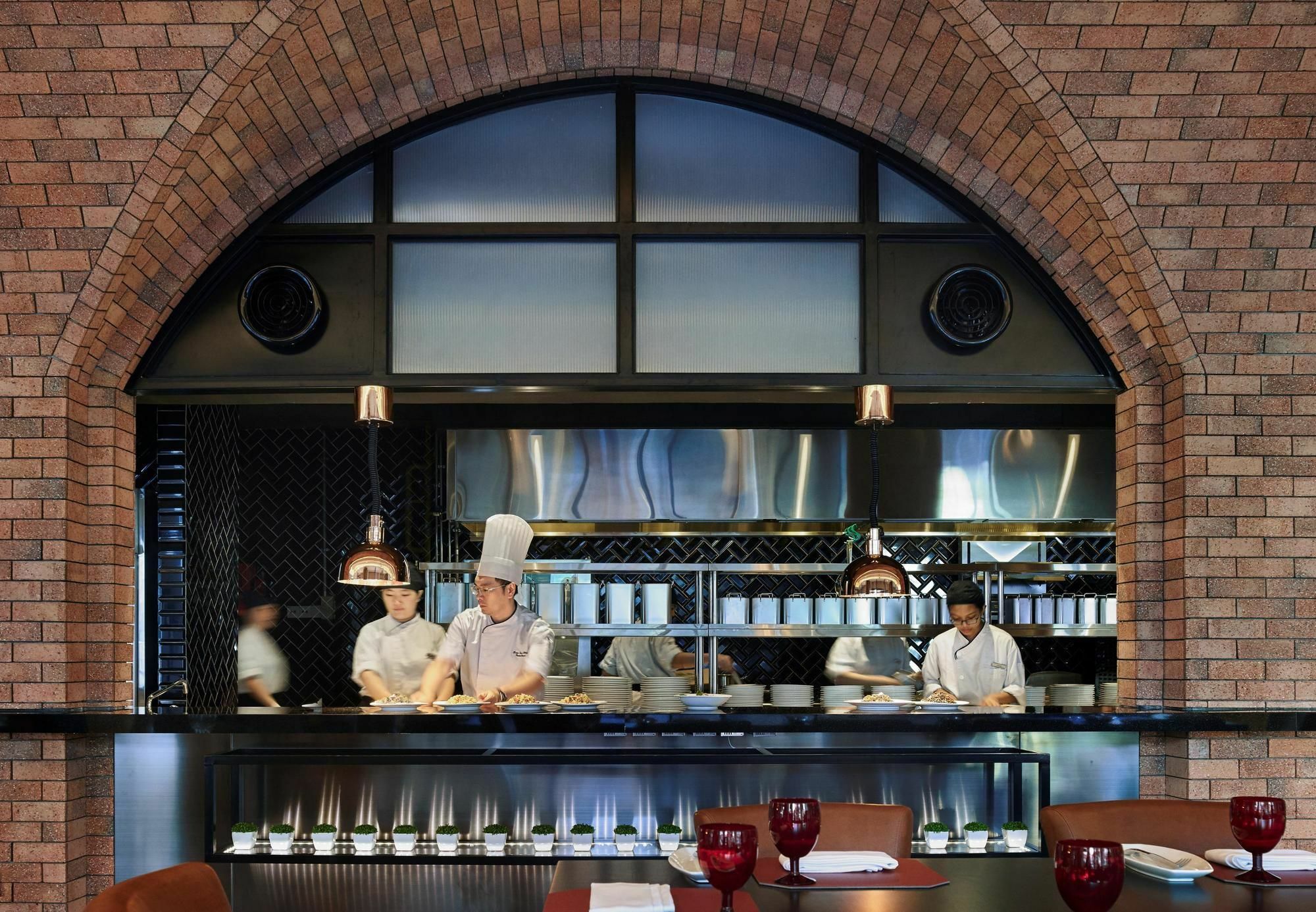 Hotel Stripes Kuala Lumpur, Autograph Collection Εξωτερικό φωτογραφία The open kitchen at the restaurant